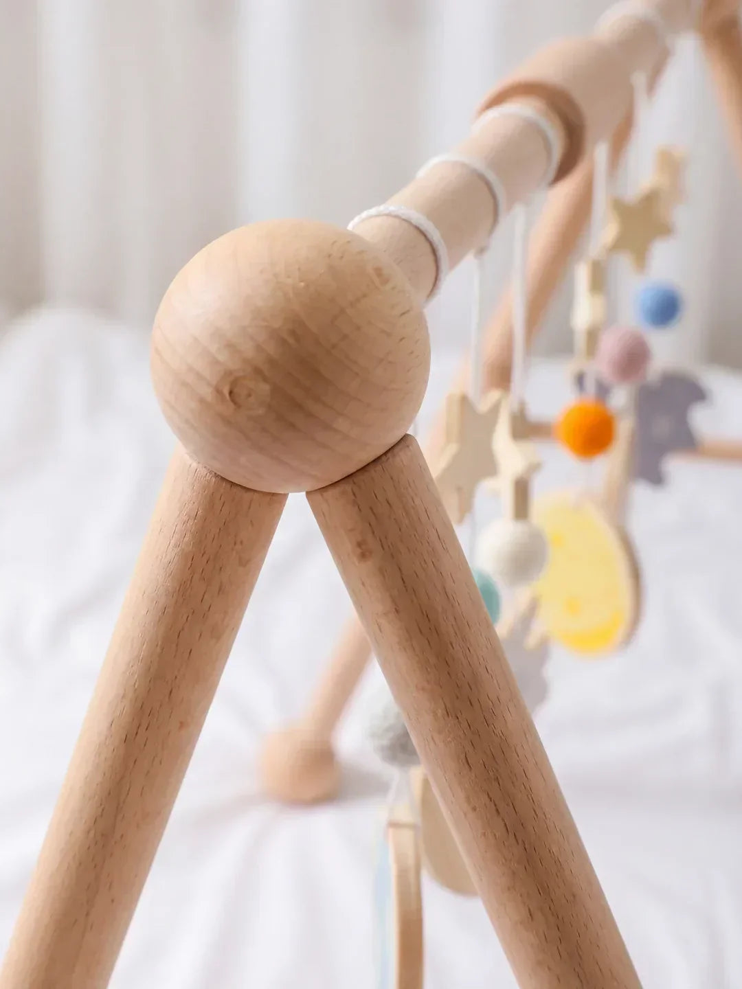 Gimnasio sensorial de madera para bebés, juguete duradero que fomenta el desarrollo integral.