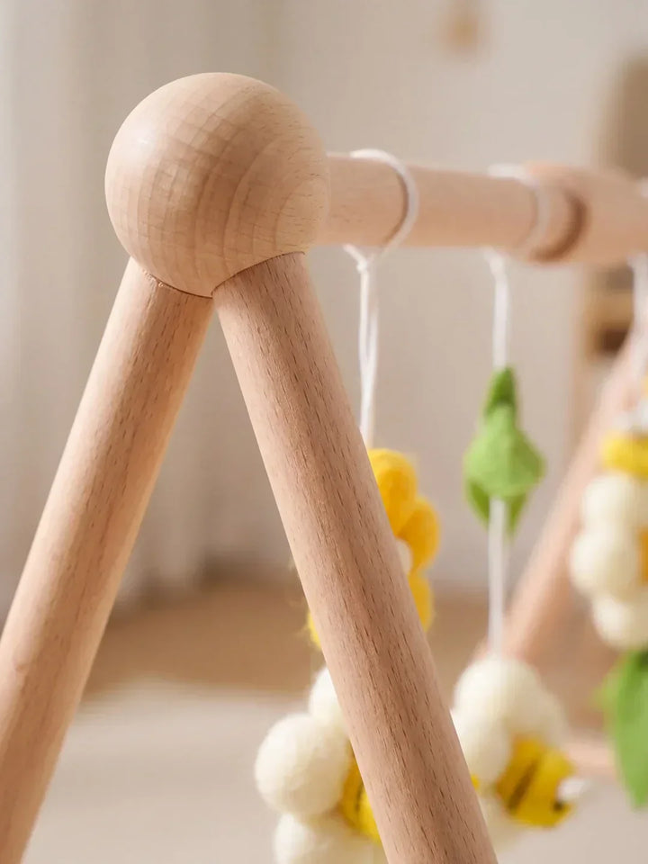 Diseño minimalista: arco de juegos de madera para bebés, juguete educativo que complementa cualquier espacio.