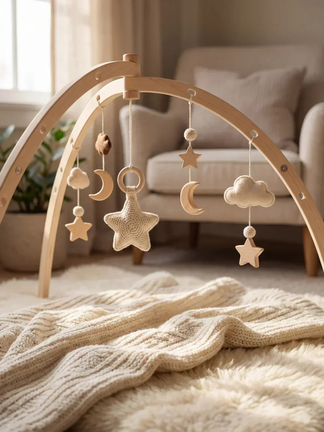 Regalo ideal para bebé: arco de actividades de madera natural, con colgantes de luna y estrellas para estimulación visual.