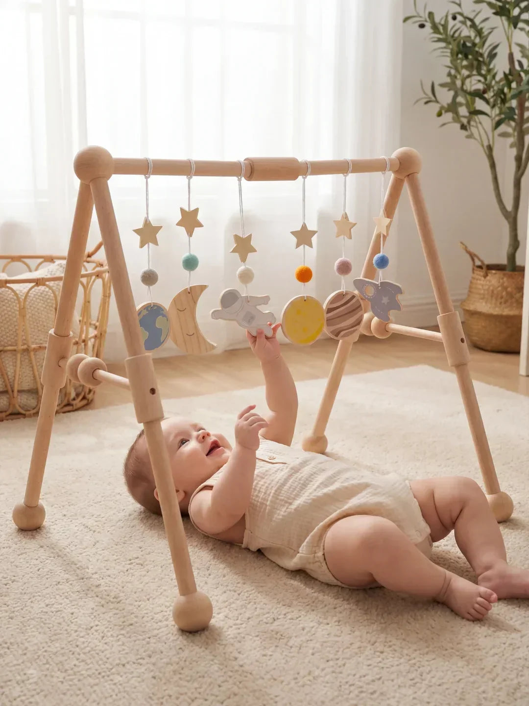 Regalo sostenible: arco de juegos de madera para bebés, un juguete que crece con ellos.