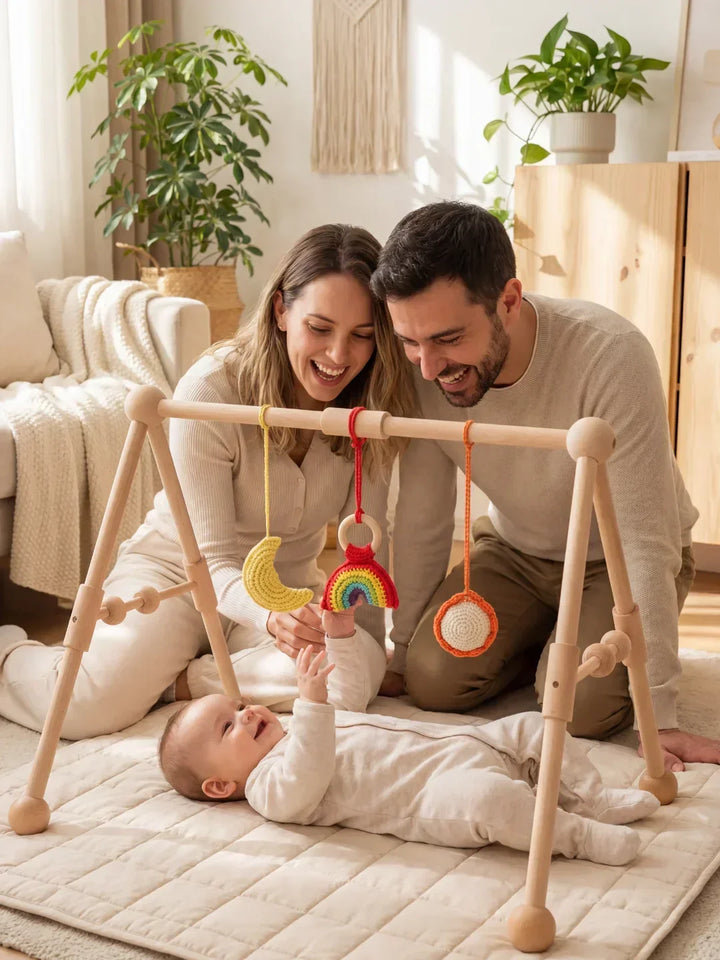 Arco de juegos de madera natural, estimula la curiosidad del bebé con sus juguetes colgantes.