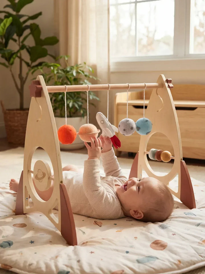 Arco de juegos de madera para bebés. Cohete y estrellas espaciales. Gimnasio sensorial, estimulación temprana.