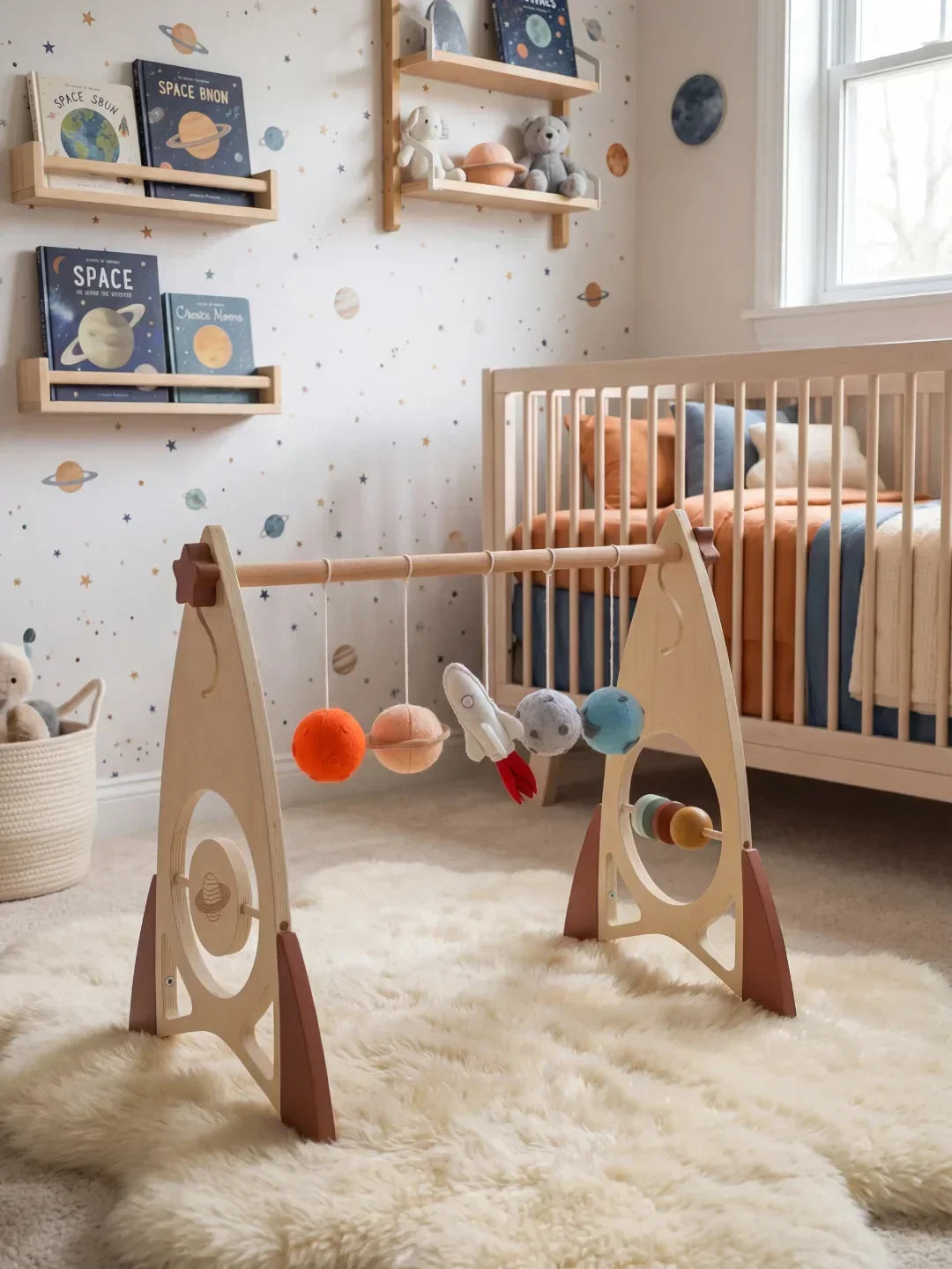 Arco de juegos de madera para el desarrollo del bebé. Cohete y estrellas colgantes. Estimulación temprana.
