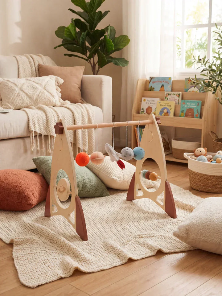 Gimnasio sensorial de madera con cohete y estrellas. Ideal para bebés, fomenta el juego y aprendizaje.