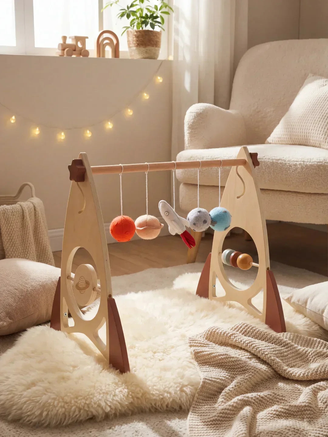 Gimnasio de actividades de madera para bebés. Cohete y estrellas. Promueve el desarrollo infantil y juego tranquilo.