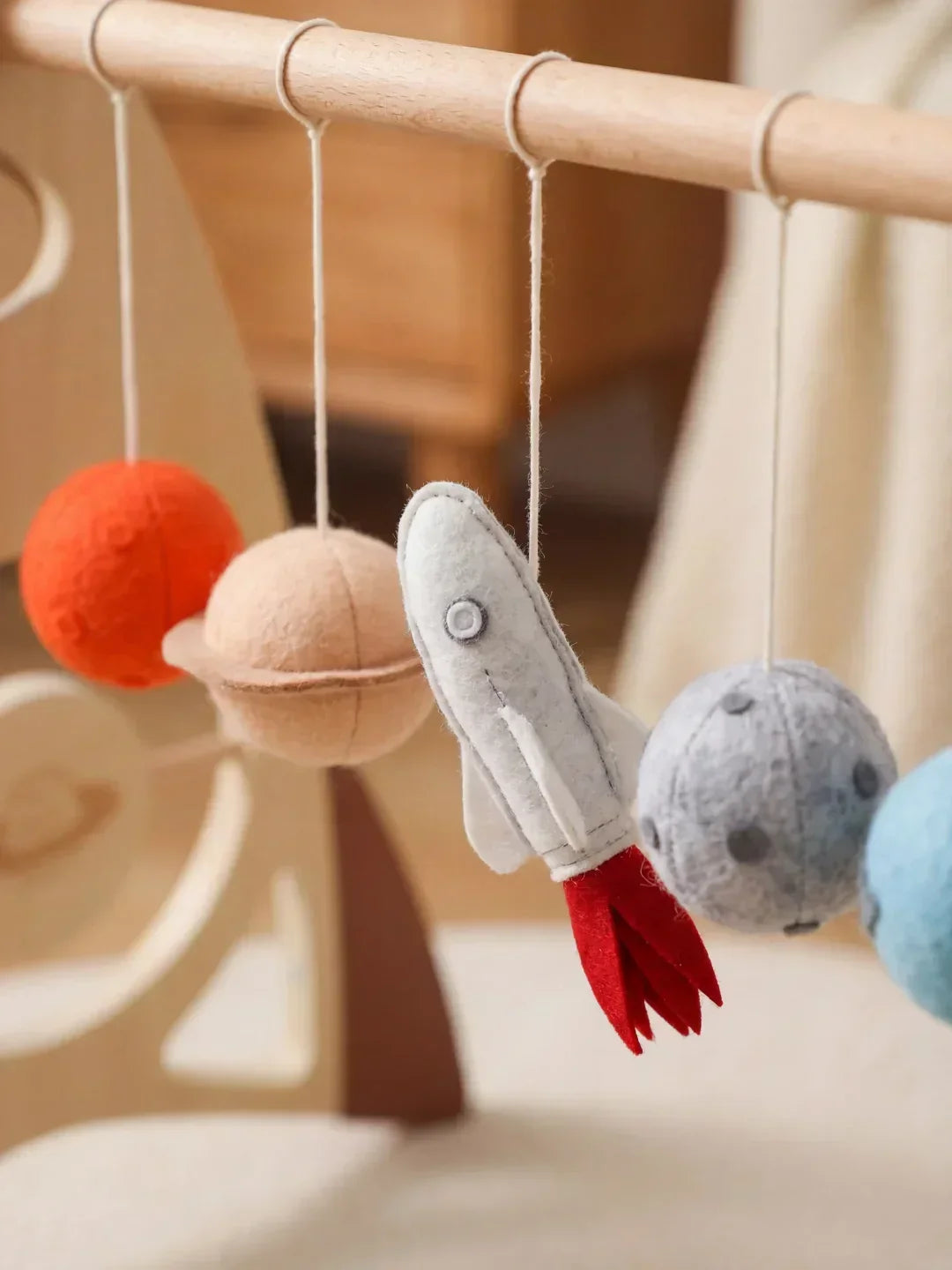 Gimnasio de actividades de madera para bebés. Diseño de cohete y estrellas. Fomenta la curiosidad.