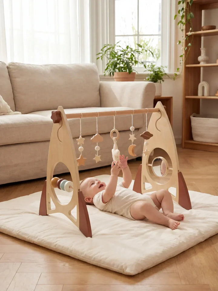 Arco de juegos de madera artesanal. Cohete y estrellas. Juguete sensorial para el desarrollo motor de bebés.