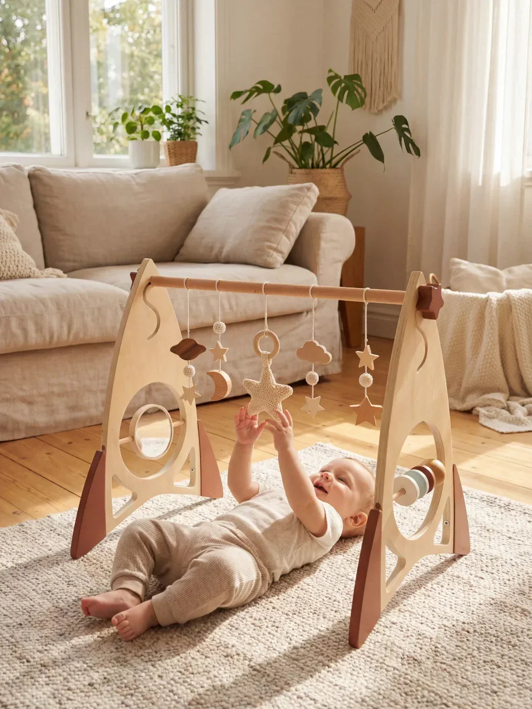 Juguete de madera seguro para bebés. Arco de juegos sensorial con cohete y estrellas, desarrollo infantil.