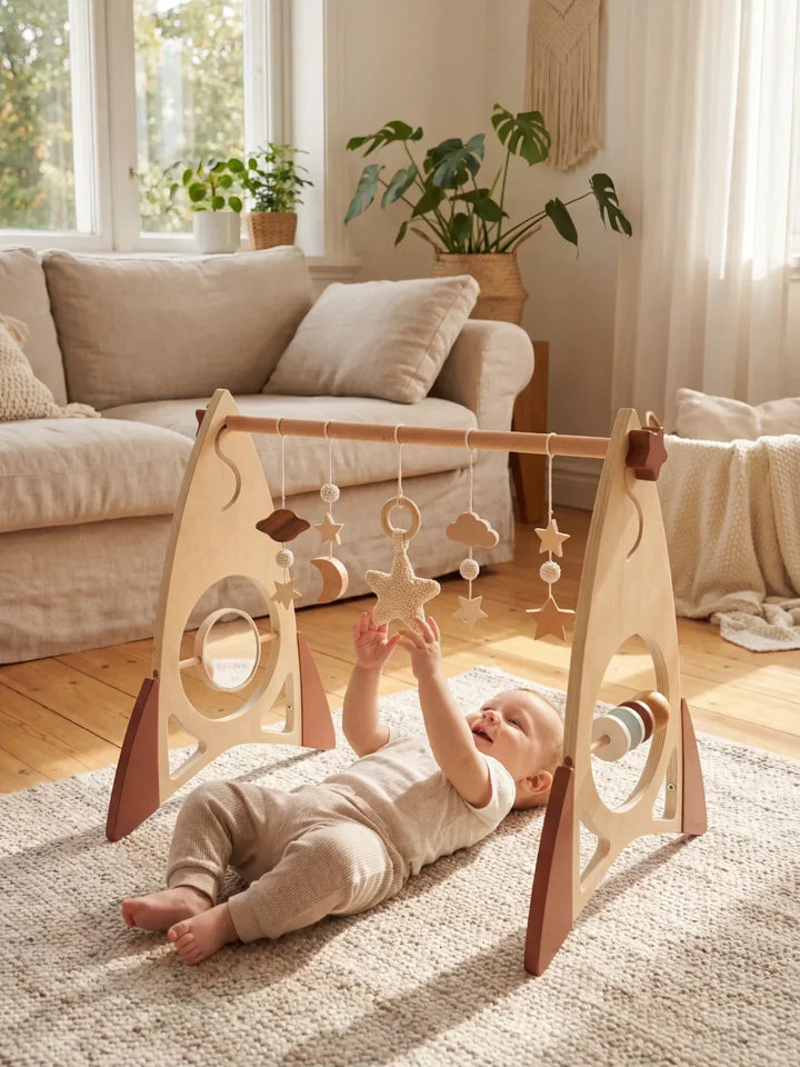 Juguete de madera seguro para bebés. Arco de juegos sensorial con cohete y estrellas, desarrollo infantil.