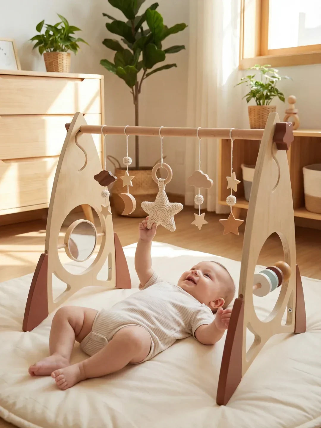 Juego tranquilo con arco de madera. Cohete y estrellas. Gimnasio sensorial que estimula la imaginación del bebé.