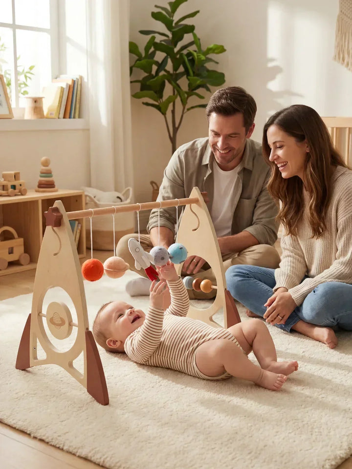 Arco de juegos de madera sostenible para bebés. Cohete, estrellas. Gimnasio de desarrollo infantil.