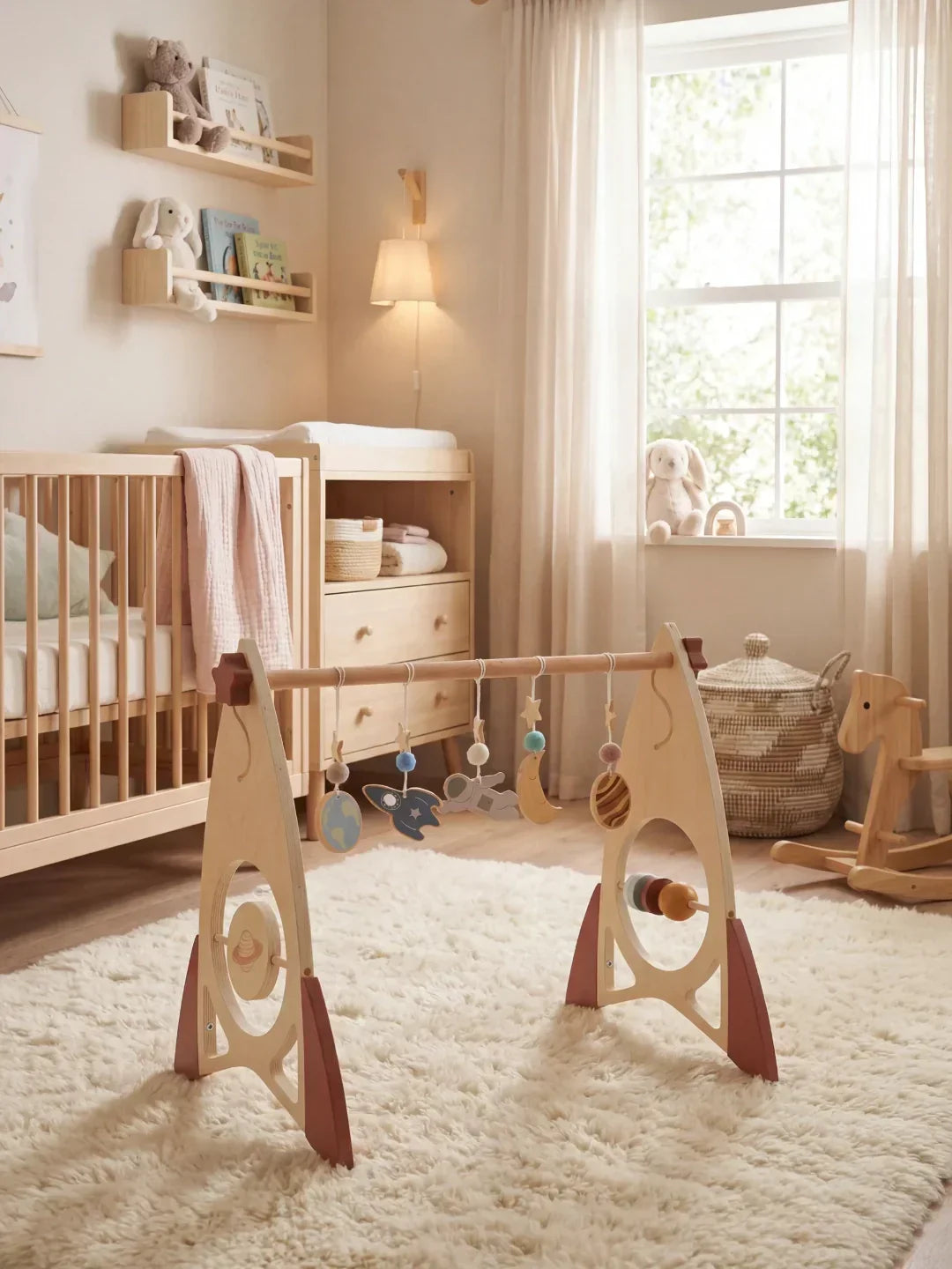 Juguete de madera con temática espacial. Arco de juegos sensorial para bebés. Cohete y estrellas.