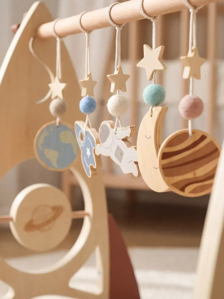 Arco de juegos de madera para el bienestar del bebé. Cohete y estrellas. Gimnasio sensorial, juego tranquilo.