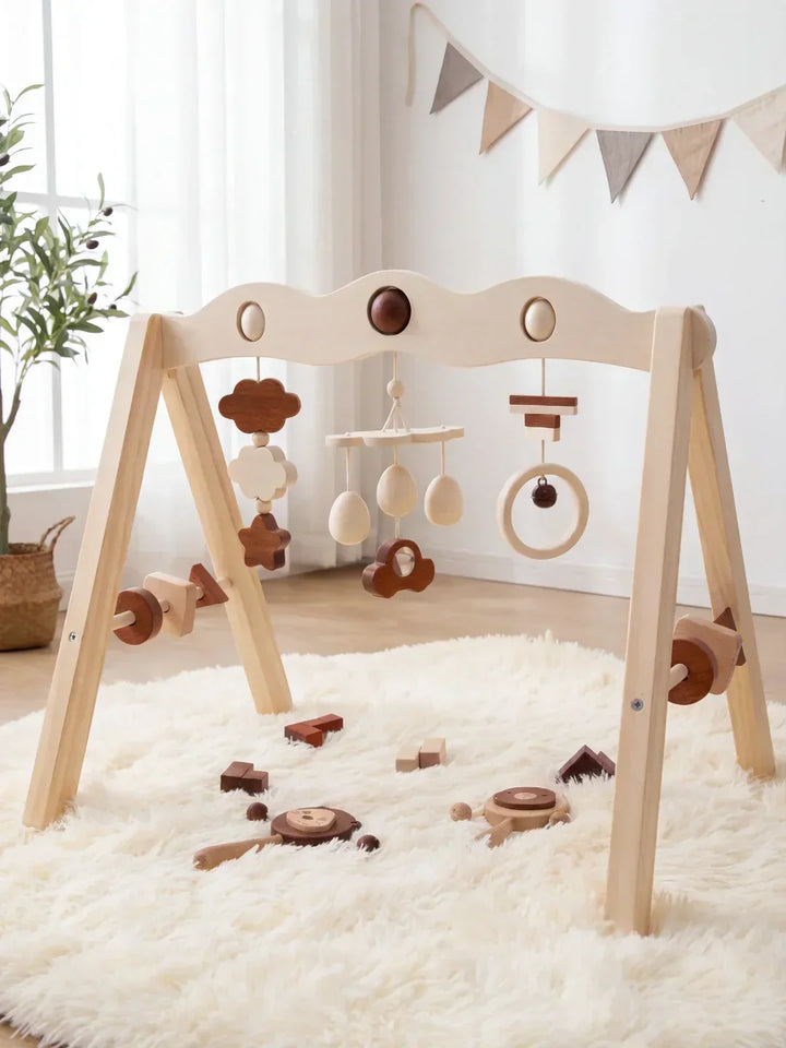 Gimnasio sensorial de madera natural, arco de actividades multicolor para estimulación temprana de bebés.