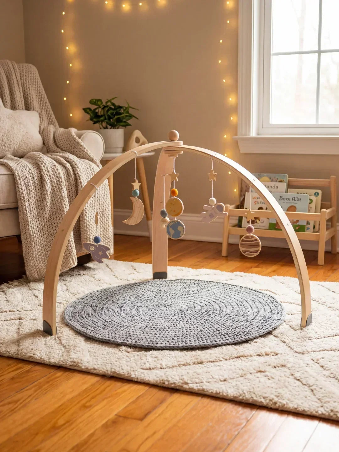 Gimnasio interactivo de madera para bebés con temática espacial. Fomenta el desarrollo motor y sensorial.