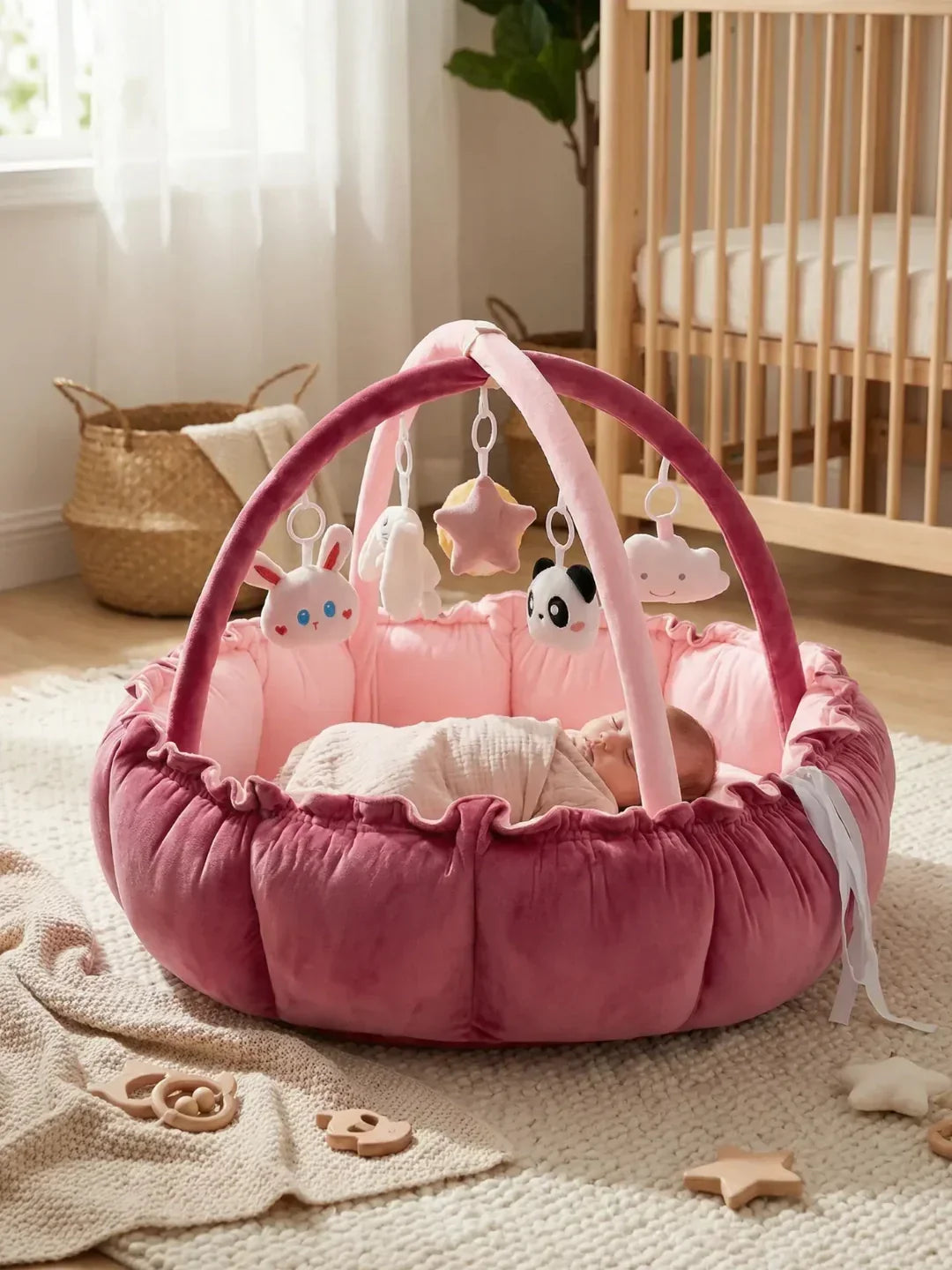 Gimnasio interactivo para bebés, con juguetes que animan a patear y agarrar.