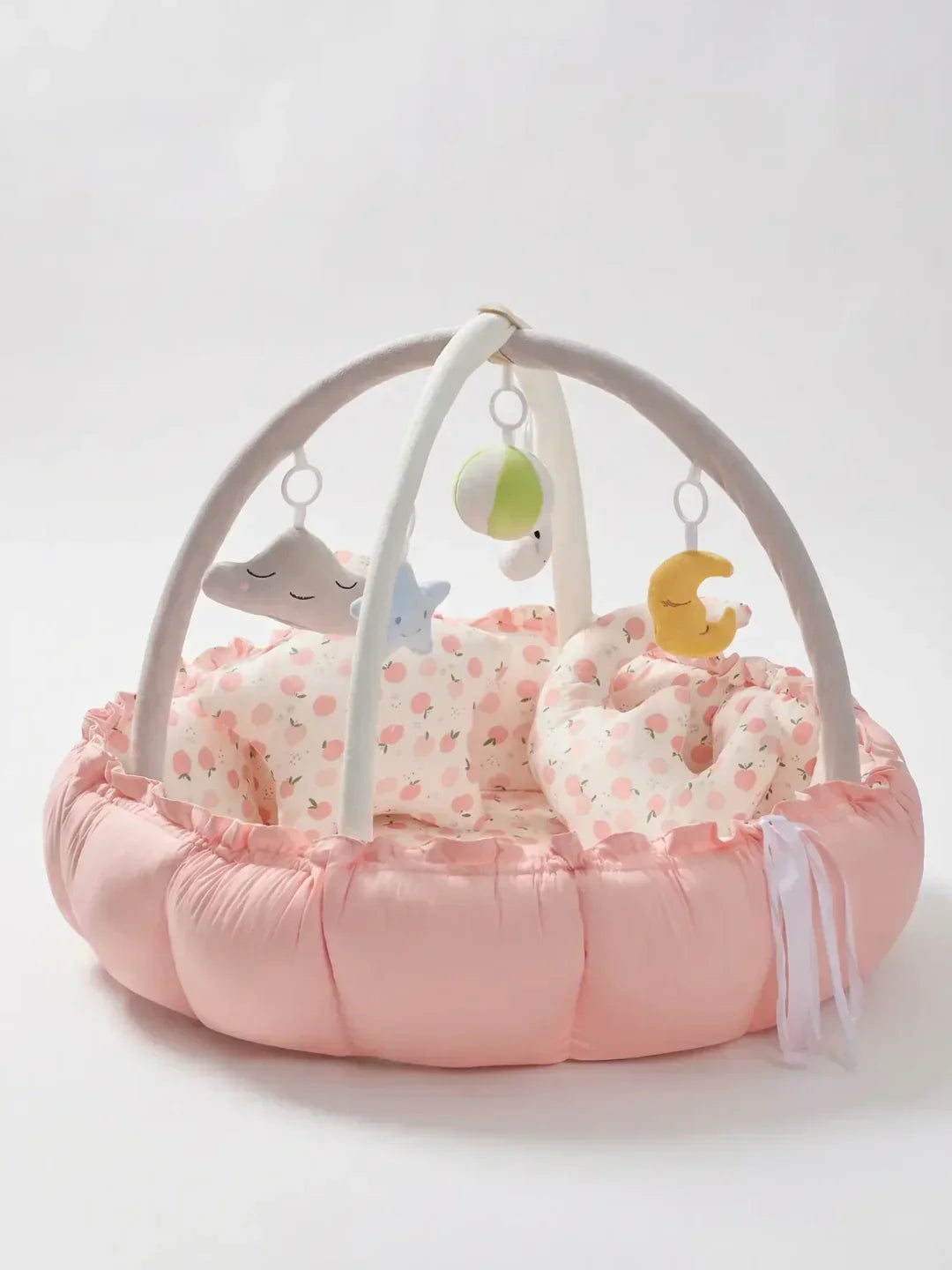 Espacio de juego seguro y cómodo para bebés, con marco sensorial estimulante.
