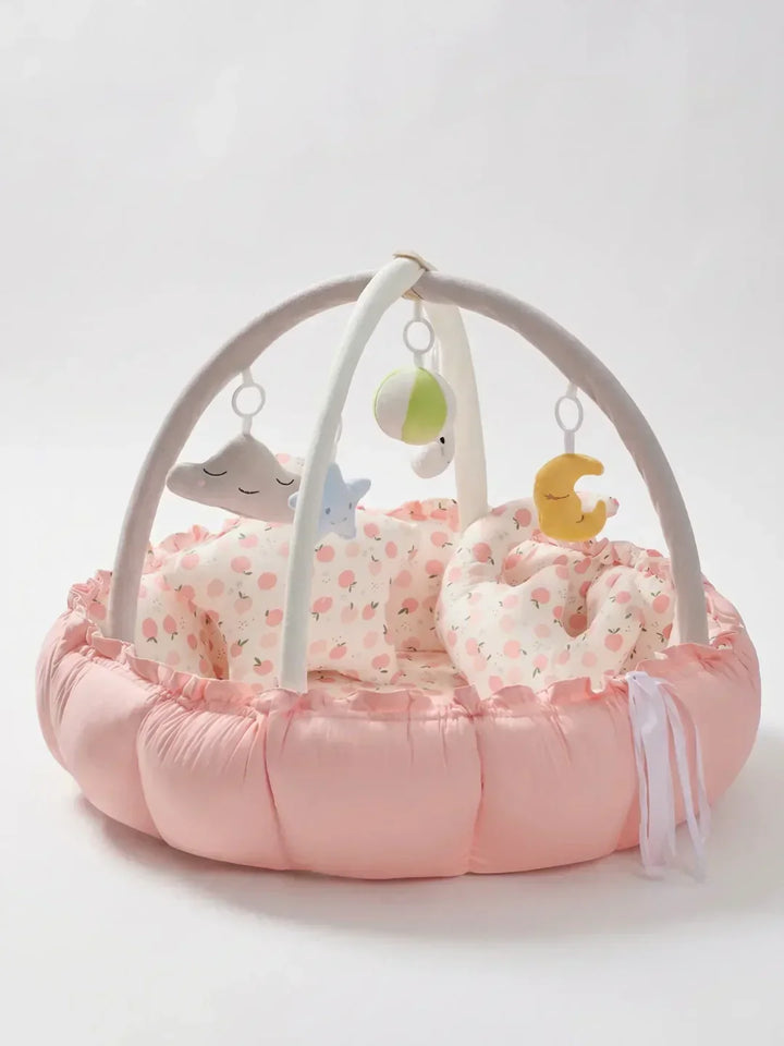 Espacio de juego seguro y cómodo para bebés, con marco sensorial estimulante.