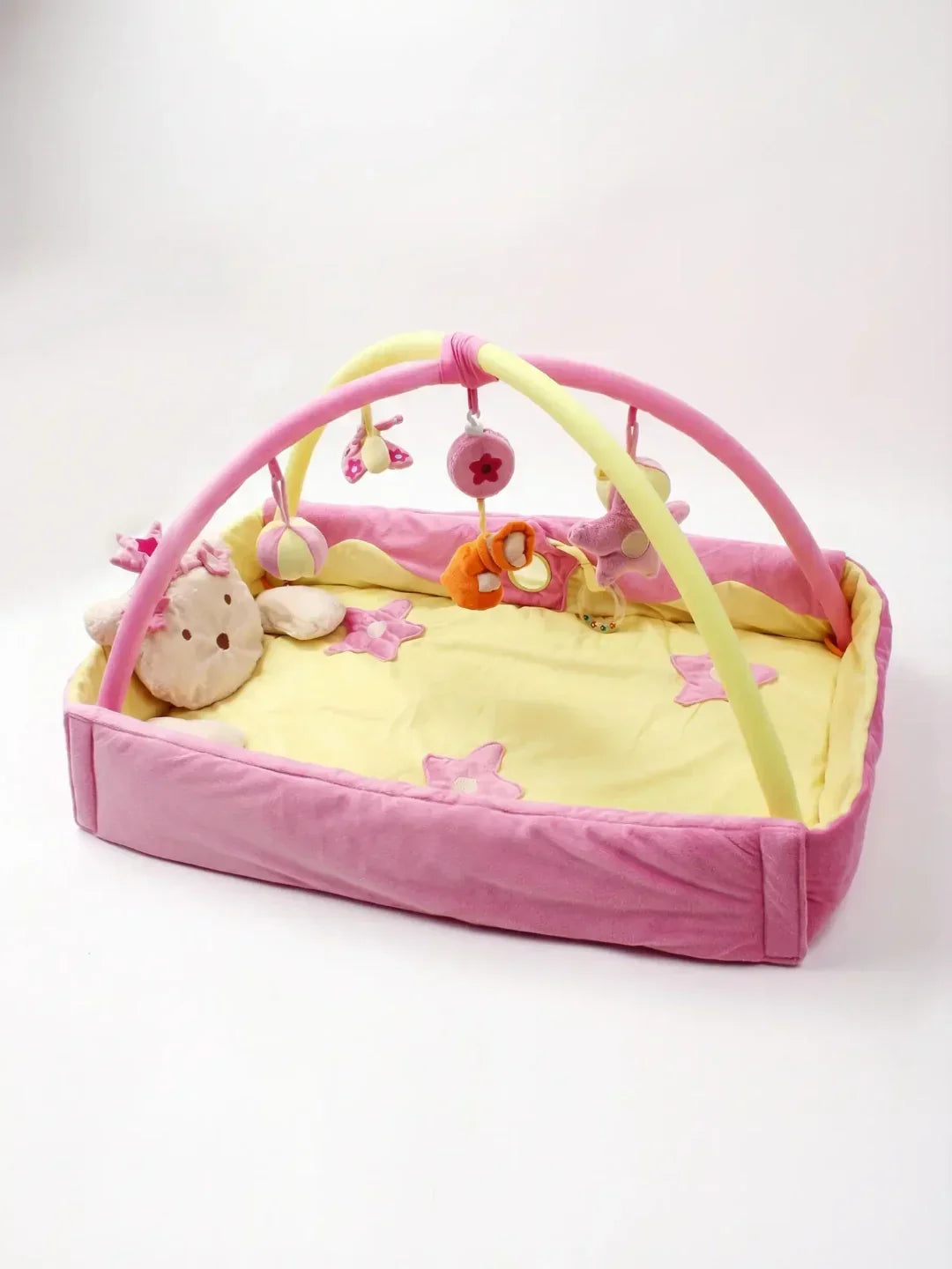 Tapete de actividad para bebés, con arcos y juguetes colgantes para desarrollo sensorial y diversión infantil.