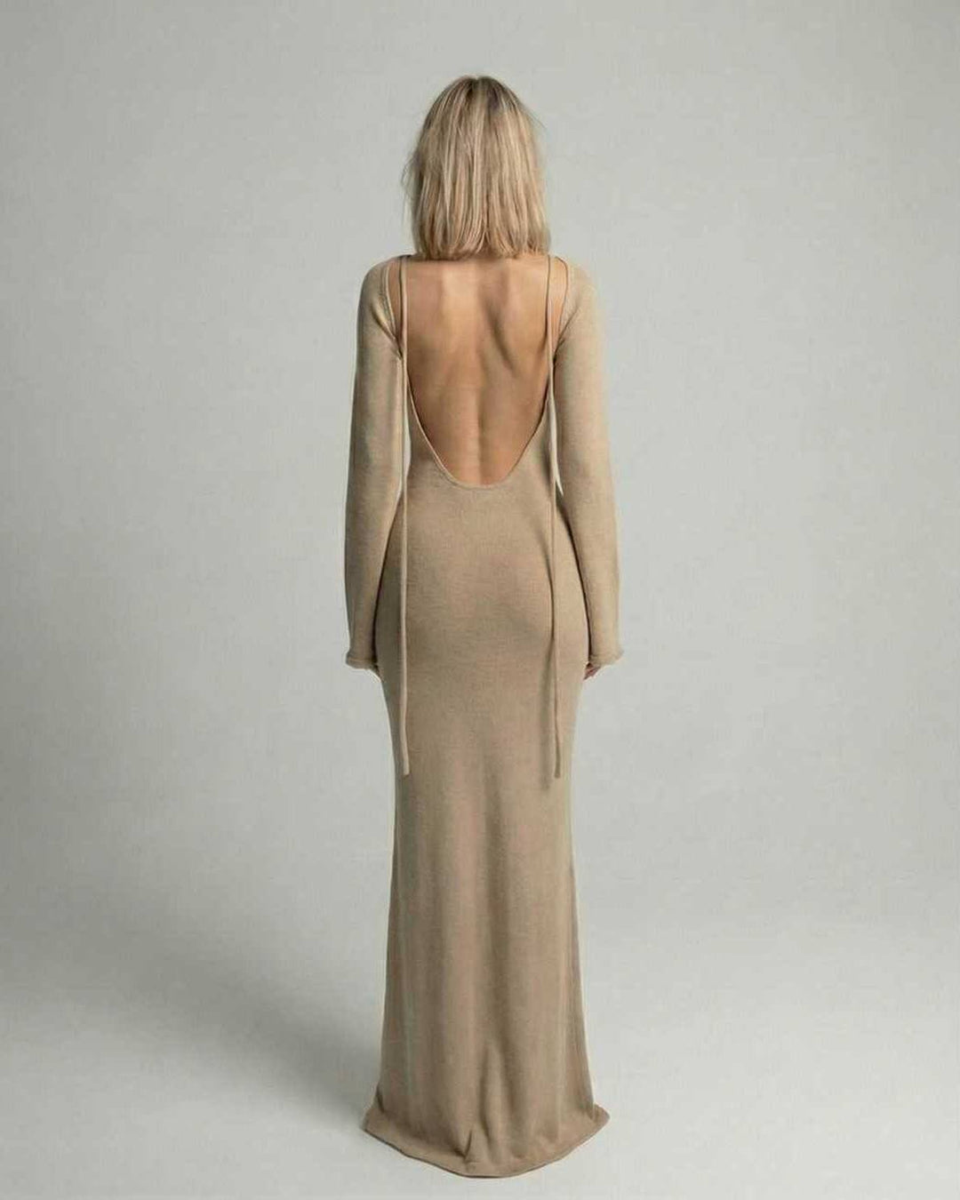 Vestido largo beige corte A sin espalda para mujer. Mangas acampanadas, ideal para fiesta o casual chic.