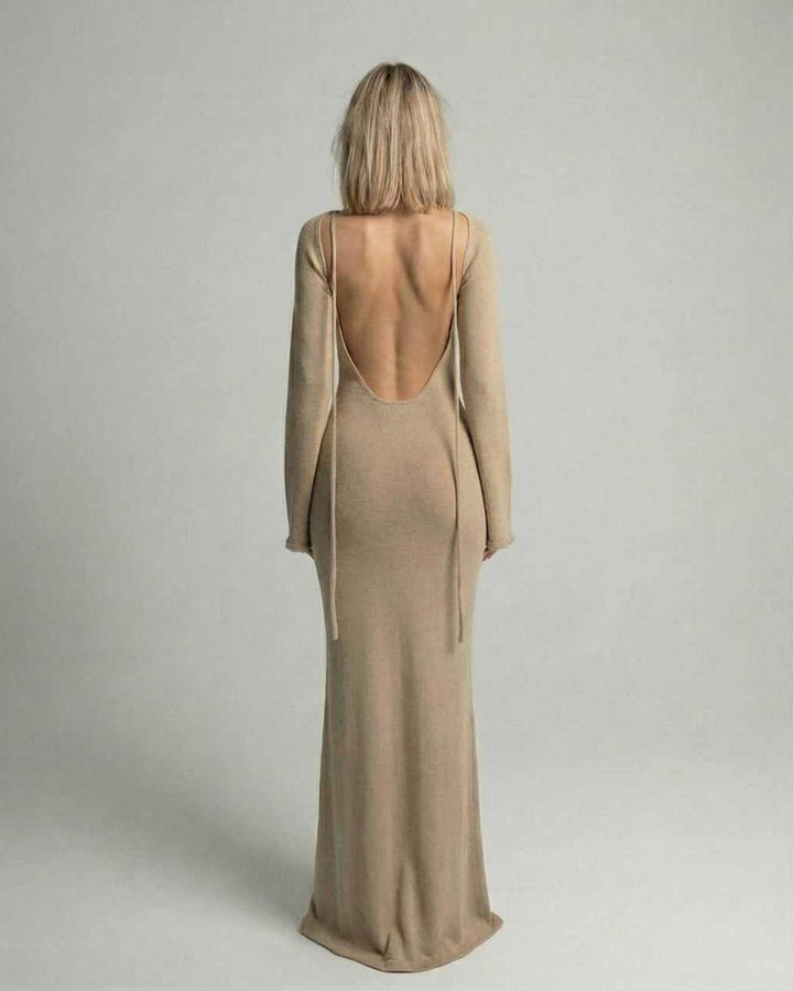 Vestido largo beige corte A sin espalda para mujer. Mangas acampanadas, ideal para fiesta o casual chic.