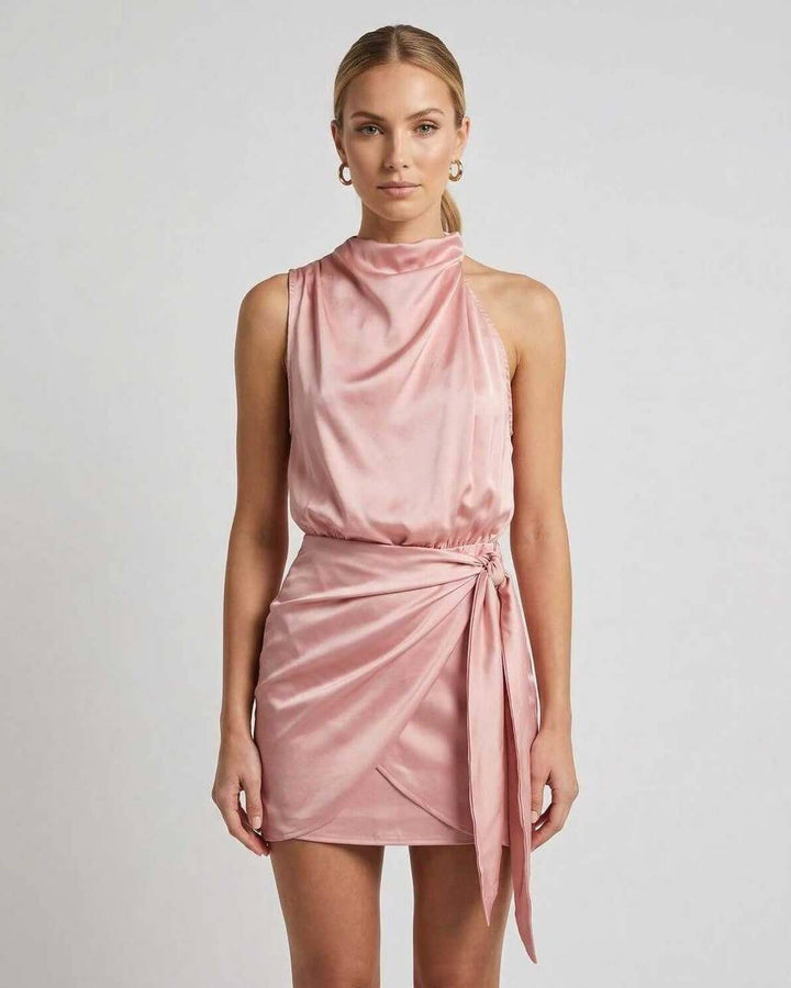 Vestido mini drapeado rosa para mujer, ideal para fiesta o cóctel. Diseño sin mangas elegante.