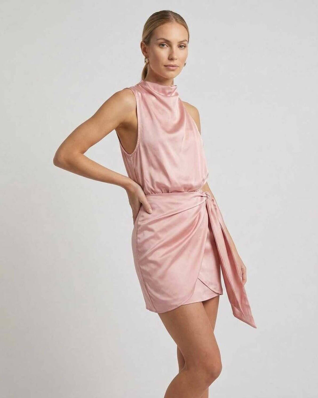 Elegante vestido mini rosa drapeado con silueta en A, perfecto para ocasiones especiales y moda femenina.