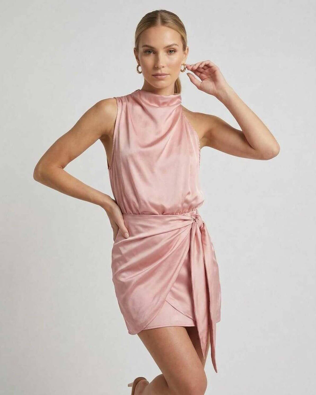 Vestido mini rosa drapeado para mujer, ideal para cócteles y fiestas. Estilo elegante y sin mangas.