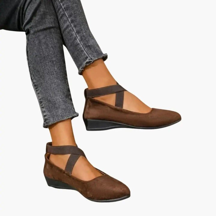 Bailarinas elegantes de mujer en ante con tiras elásticas cruzadas y suela plana para look casual chic.