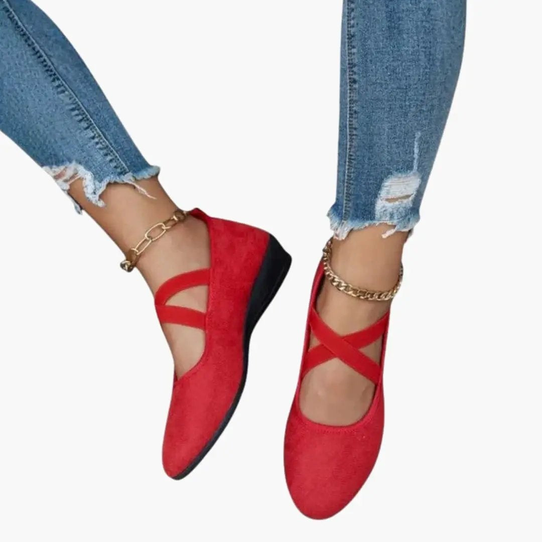 Zapatos bailarinas de mujer con tiras elásticas cruzadas. Suela plana y diseño cómodo para el día a día.