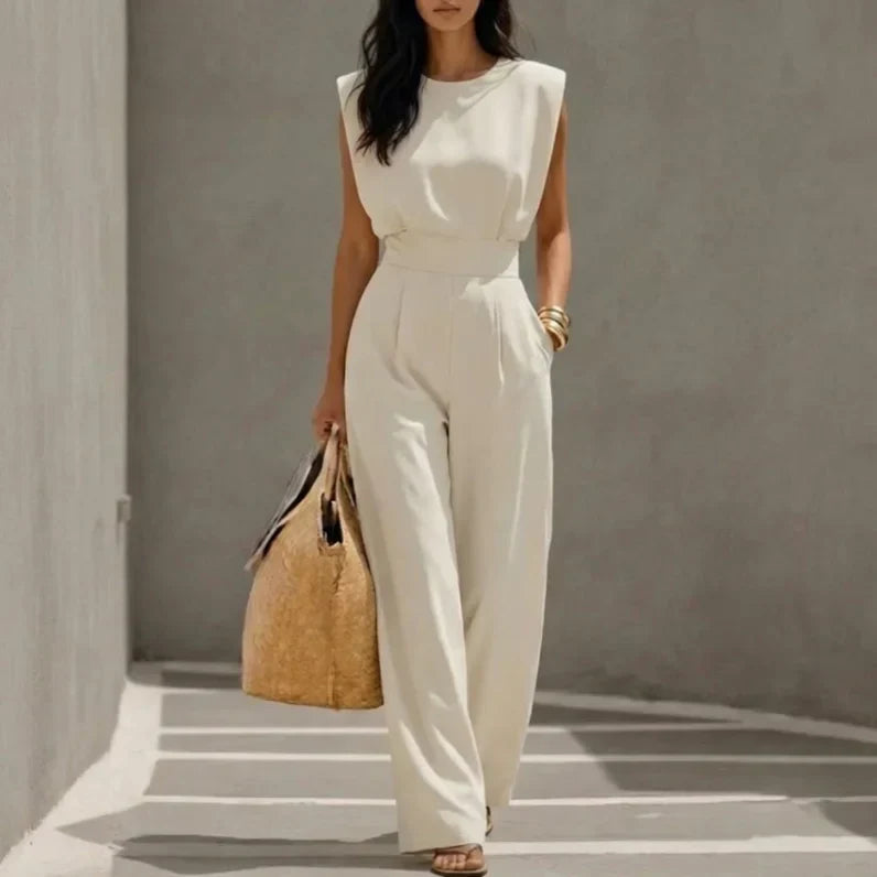 Mono elegante de mujer con cinturón que realza la figura. Ideal para la oficina o un evento chic de primavera.