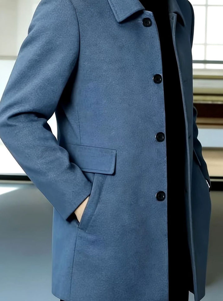 Hombre con abrigo de lana cruzado, look casual smart, moda masculina de invierno.