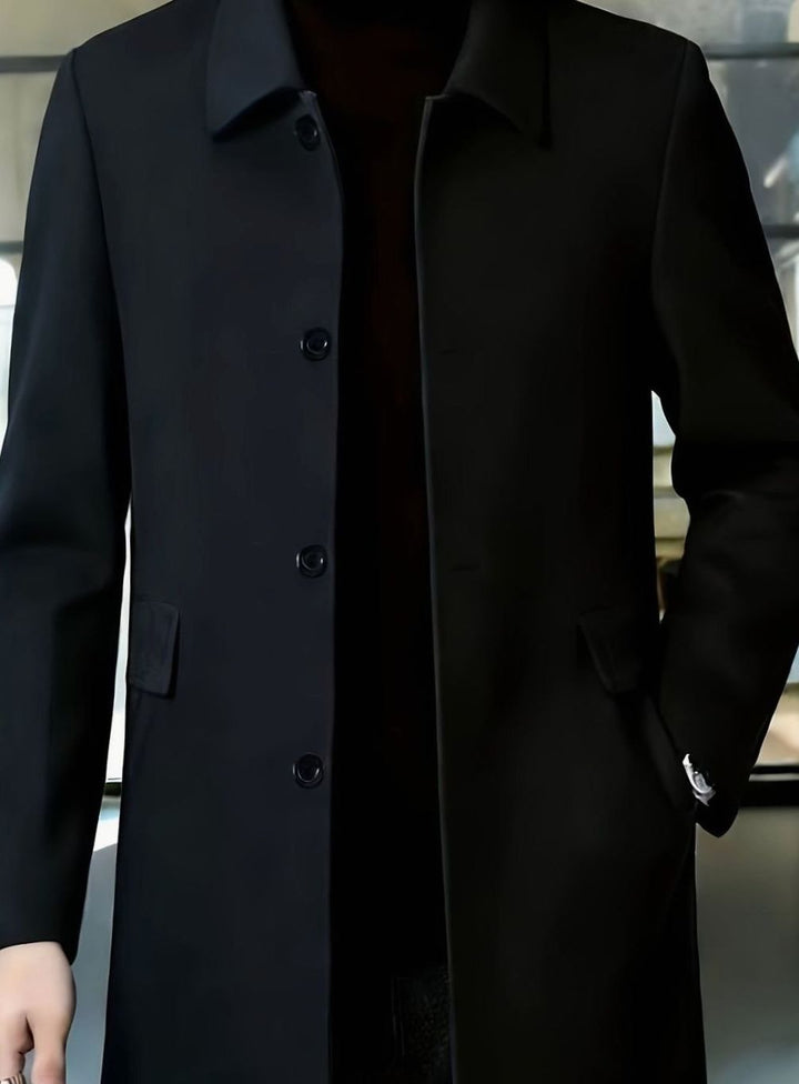 Moda invernal masculina: abrigo cruzado de lana, versátil, elegante y cálido.
