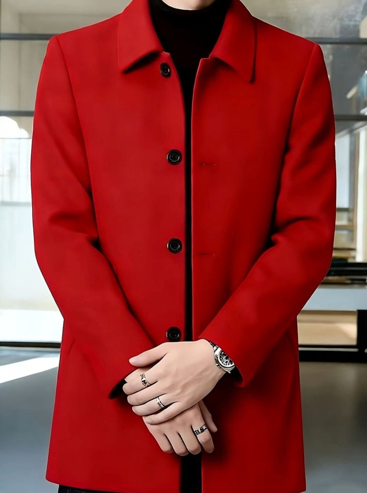 Look casual smart con abrigo de lana cruzado para hombre, ideal para el invierno.