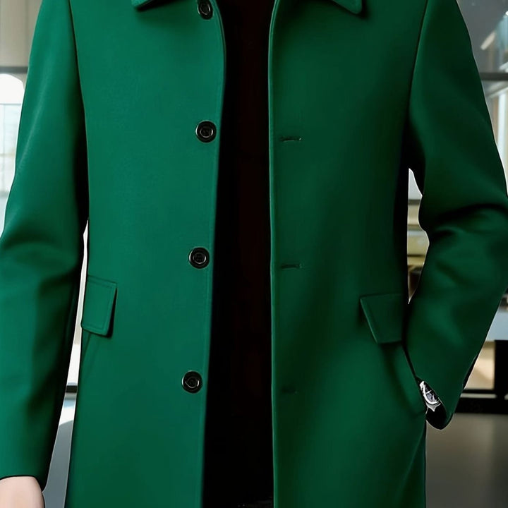 Abrigo cruzado de lana, esencial en moda masculina, formal y cálido para el invierno.