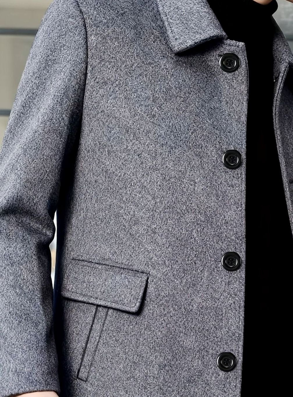 Hombre vistiendo abrigo de lana cruzado formal, perfecto para un look elegante de invierno.