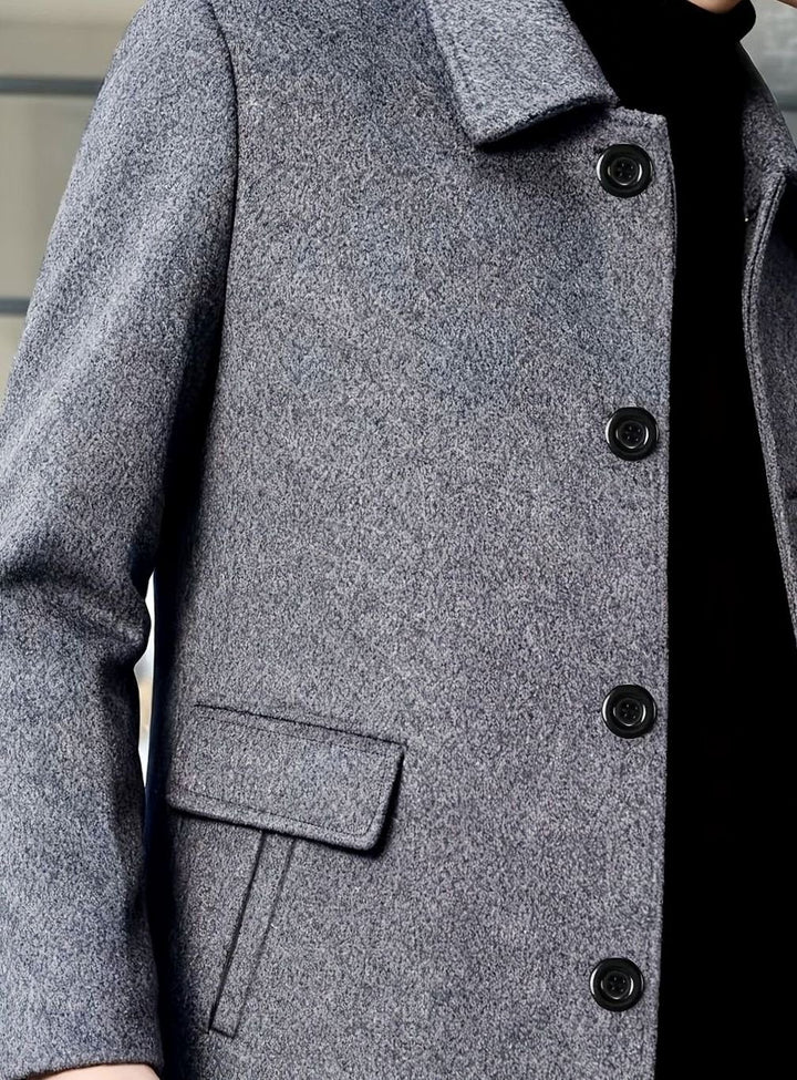 Hombre vistiendo abrigo de lana cruzado formal, perfecto para un look elegante de invierno.