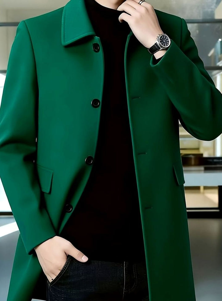 Moda masculina invernal: abrigo de lana cruzado, elegante y confortable.