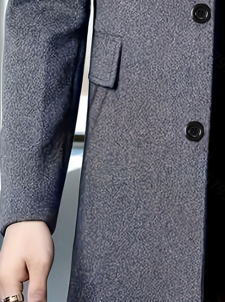 Modelo con abrigo de lana cruzado, estilo casual smart, moda masculina moderna y cálida.