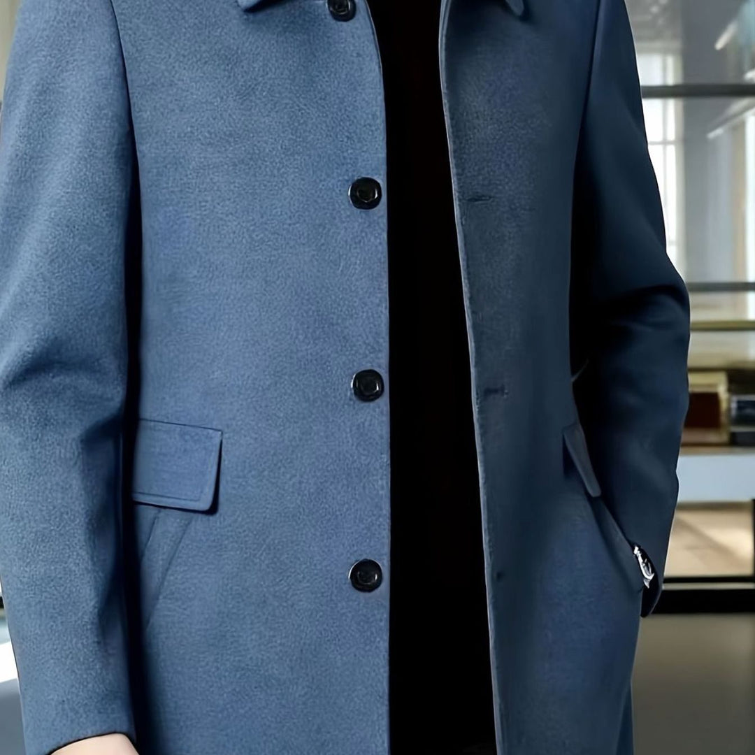 Vista frontal de abrigo cruzado de lana para hombre, ideal moda masculina de invierno.