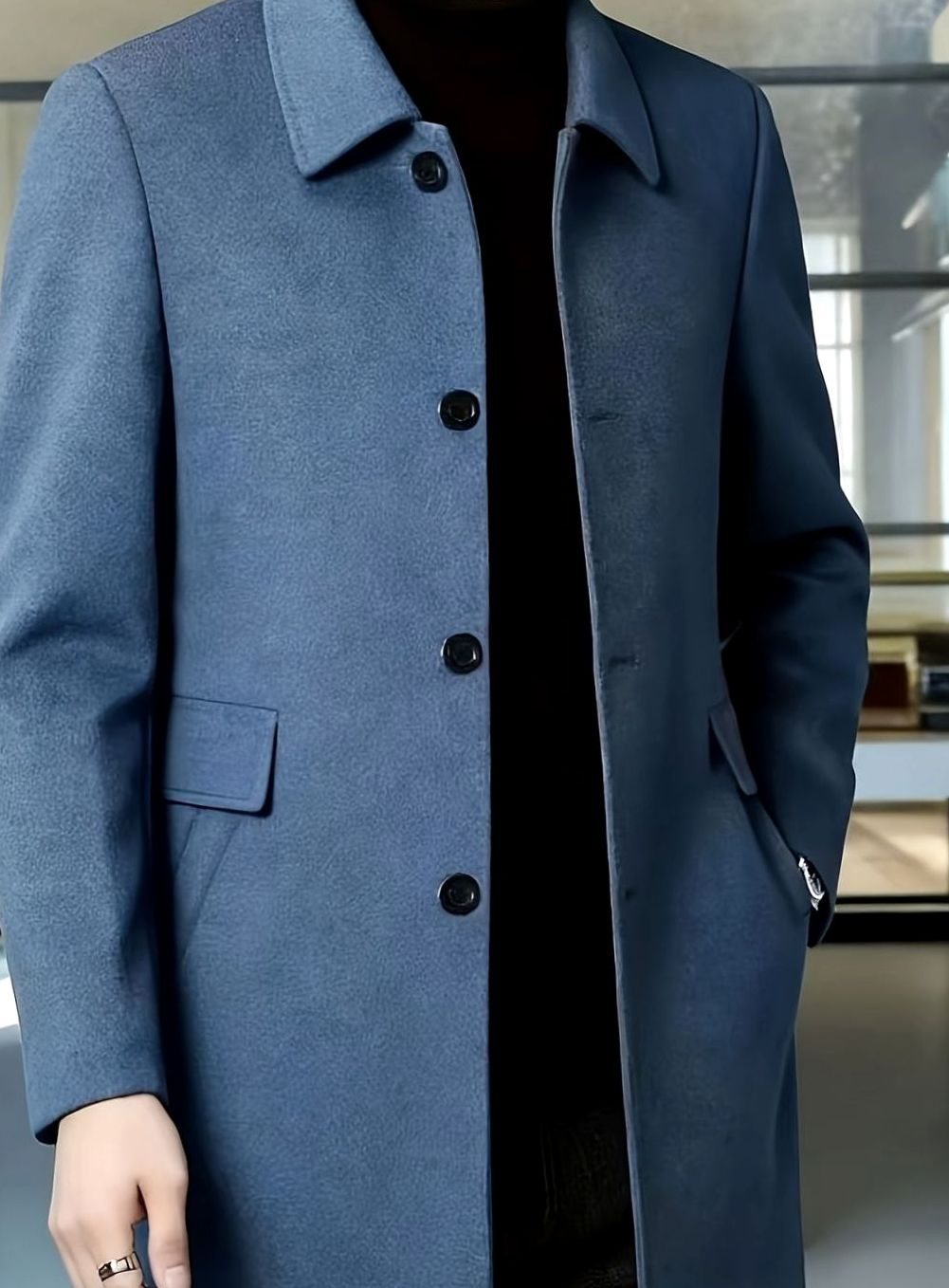 Detalle de botones en abrigo de lana cruzado, elegancia y calidez masculina en invierno.