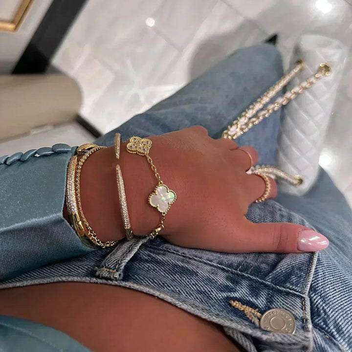 Collar trébol de mujer, baño de oro 18k y acero inoxidable. Parte de un conjunto de joyería elegante.