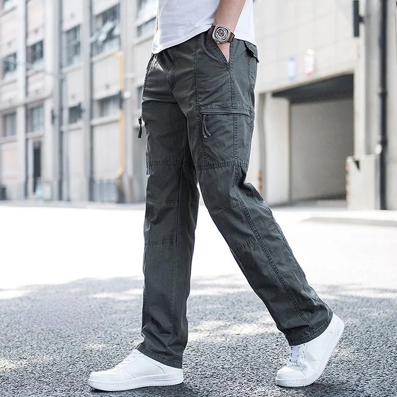 Moda masculina: pantalones cargo cómodos para hombre. Estilo casual urbano, ideales para viajes y uso diario.