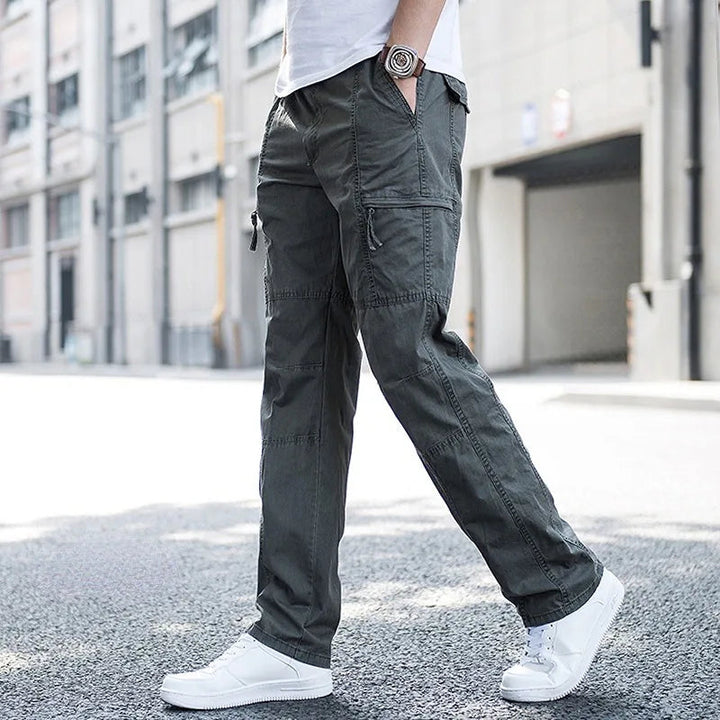Moda masculina: pantalones cargo cómodos para hombre. Estilo casual urbano, ideales para viajes y uso diario.