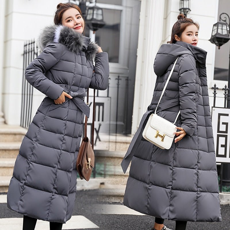 Mujer vistiendo abrigo largo con capucha, ideal para protegerse del frío invernal con estilo y calidez.