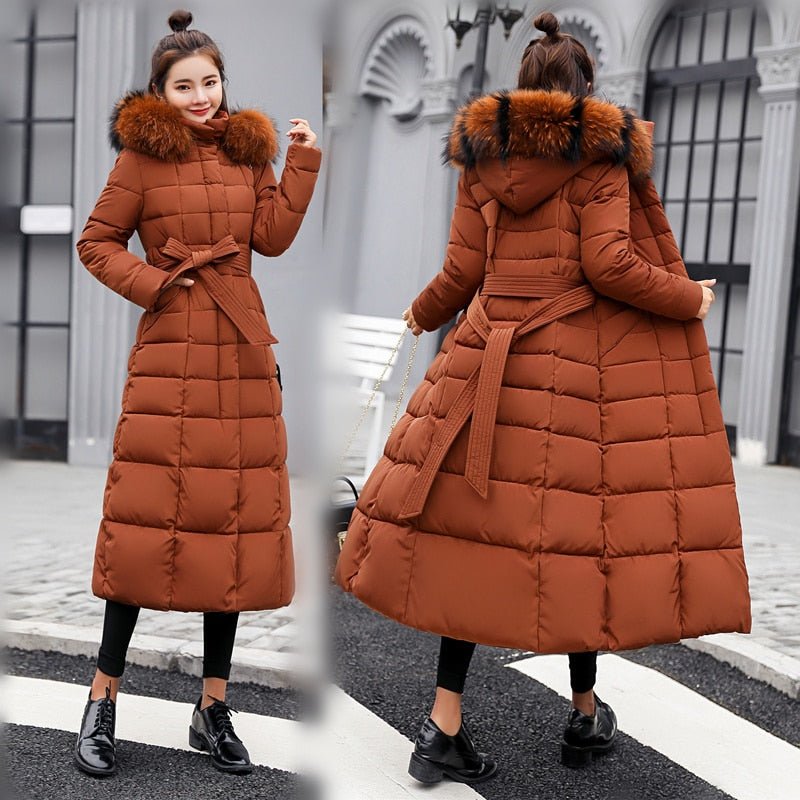 Estiloso abrigo largo de invierno para mujer con capucha. Acolchado para máxima calidez, ideal para moda exterior.