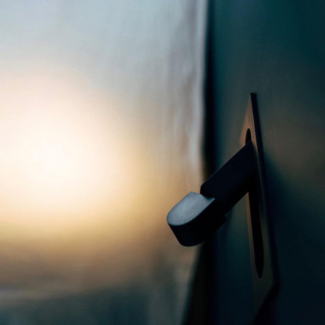 Lámpara de pared fina y compacta. Luz de lectura ajustable, ideal para dormitorios pequeños.
