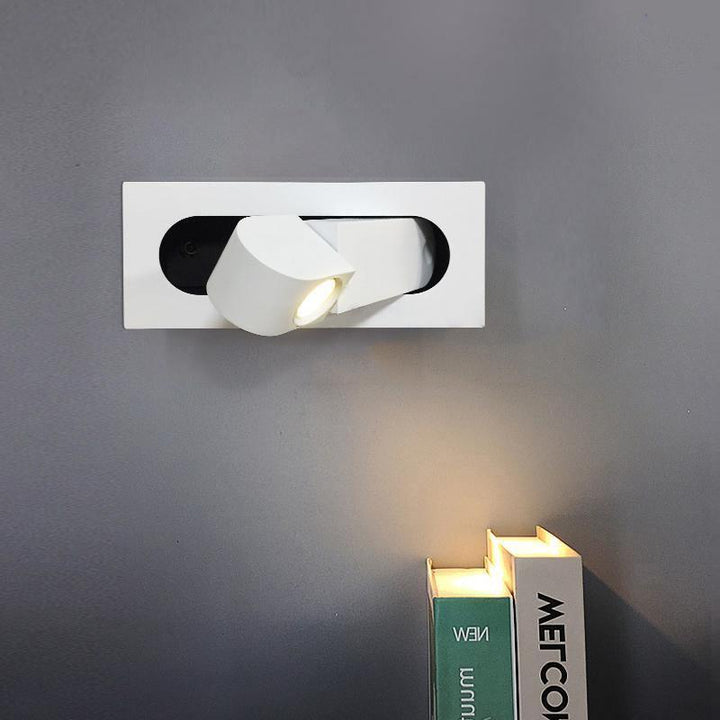 Lámpara de pared para lectura en dormitorio. Brazo flexible y luz direccional que ahorra espacio.