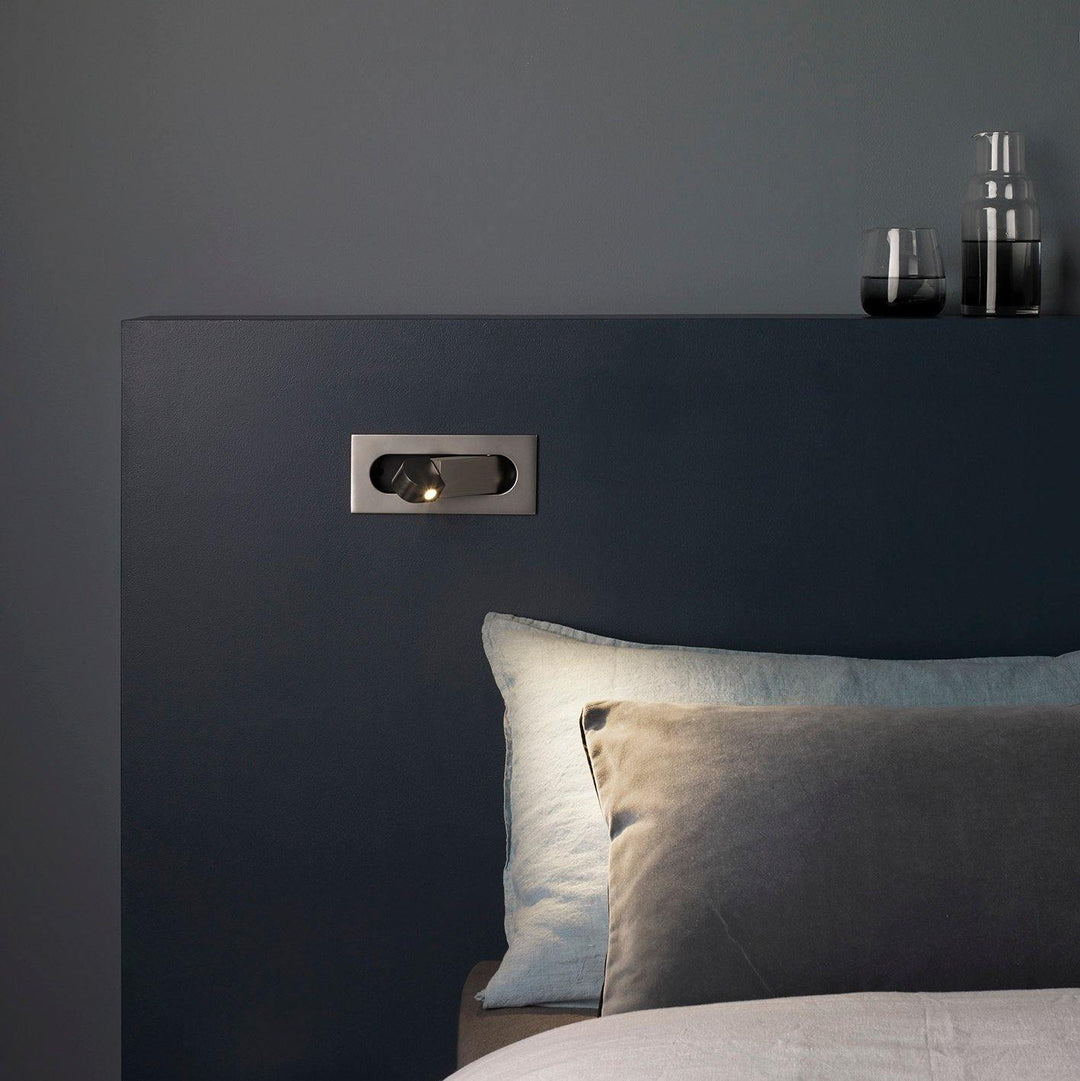 Aplique de pared moderno para lectura nocturna. Ofrece iluminación regulable en tu dormitorio.