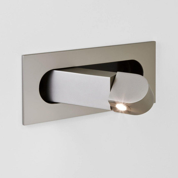 Lámpara de pared fina y elegante. Perfecta como luz de lectura regulable en tu dormitorio.